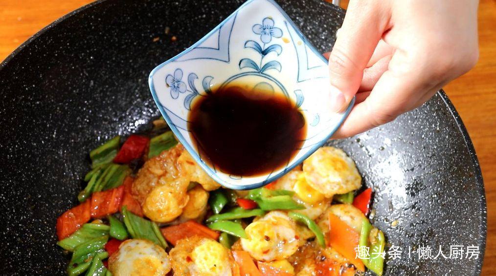 鹌鹑蛋别只会卤着吃,教你一种新做法,配上青红椒炒着吃