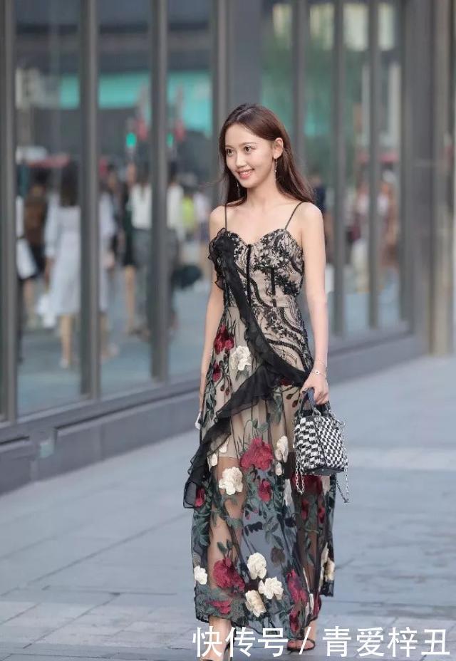 街拍美女:时尚高跟鞋穿搭,让女性带着女神的魅力