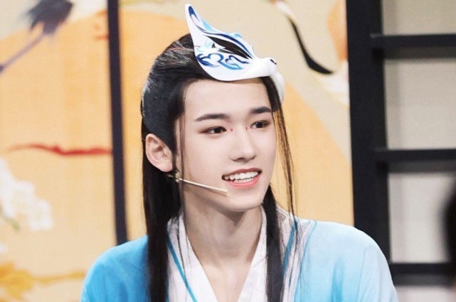 宋亚轩|开玩笑还是低情商?《王牌》关晓彤点评宋亚轩:眼力见要有!