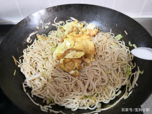 营养|天热，试试面条这吃法，蛋菜营养一锅省事，网友三十年没吃够