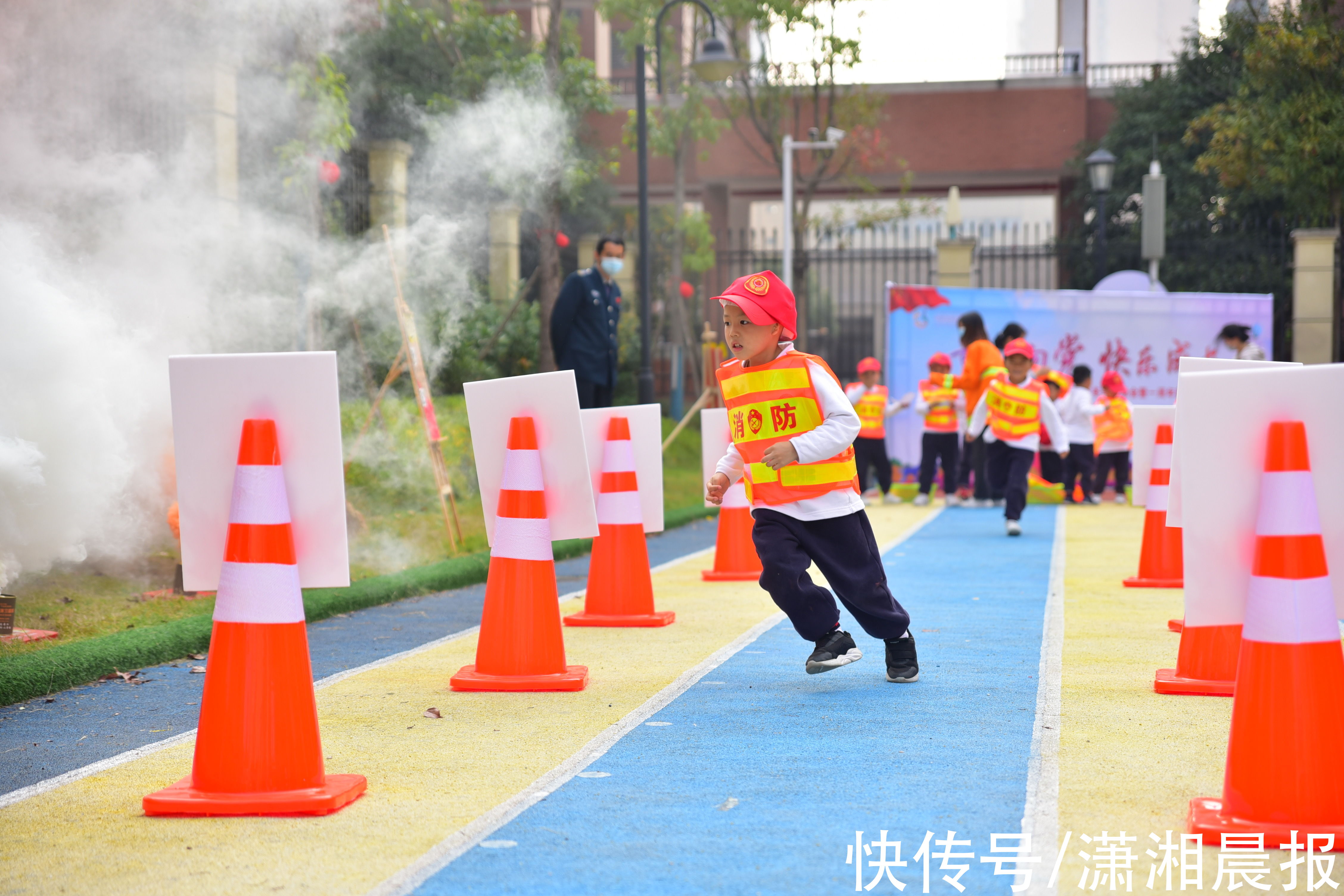 消防|“穿越火线”，雨花萌娃参加消防主题运动会