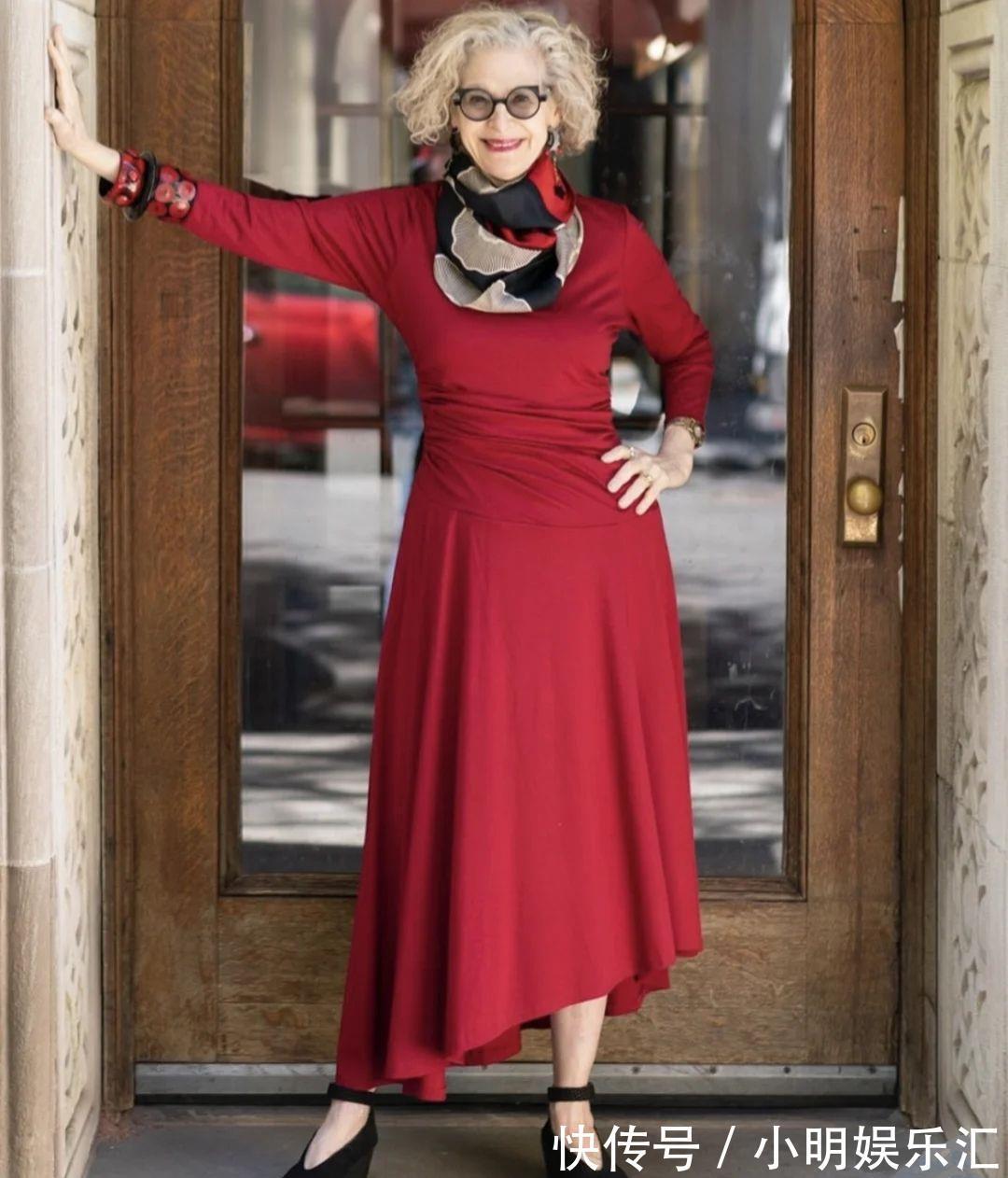 少女感|头发花白依旧保持少女感,这位奶奶靠色彩搭配成赢家,时髦又洋气