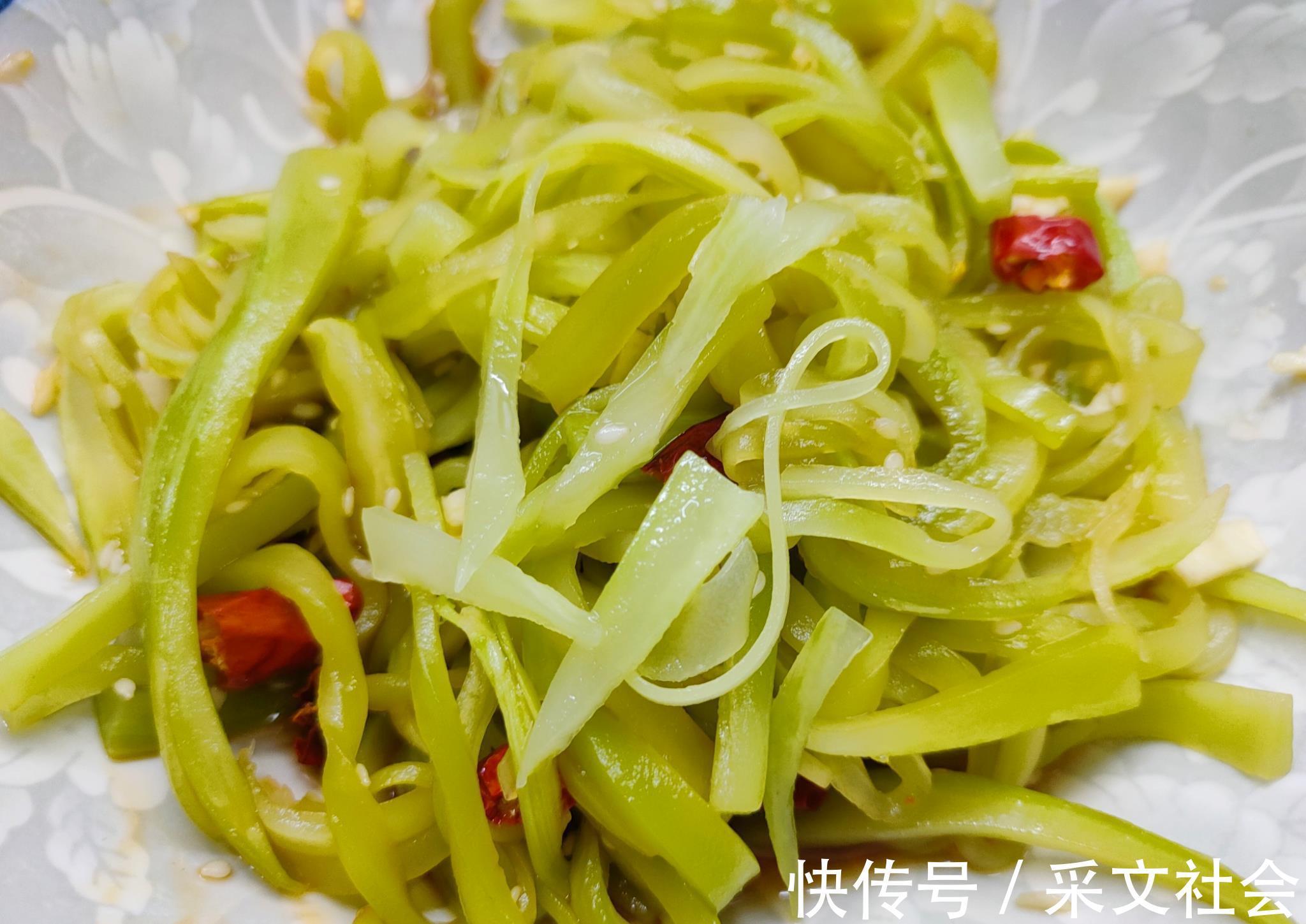 搅拌均匀|凉拌莴笋丝,第一步焯水就错了,跟婆婆学的方法,莴笋脆爽又好吃