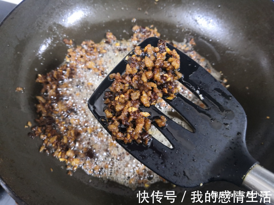 儿子去上班,带走20个萝卜馅大包子,都被同事抢光,纷纷要做法