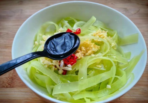  块钱|做凉拌菜，首选这个菜，比黄瓜脆，比萝卜甜，一斤才要2块钱