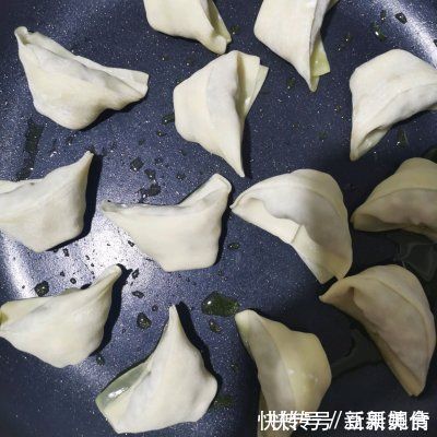 冰花煎馄饨|适合全家的蕾丝冰花煎馄饨,老人小孩都爱吃