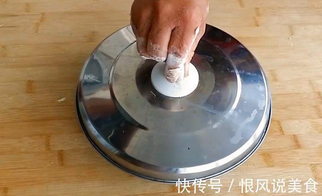 农村妈妈教你葱油饼最简单的做法,香酥好吃,咬一口满嘴香