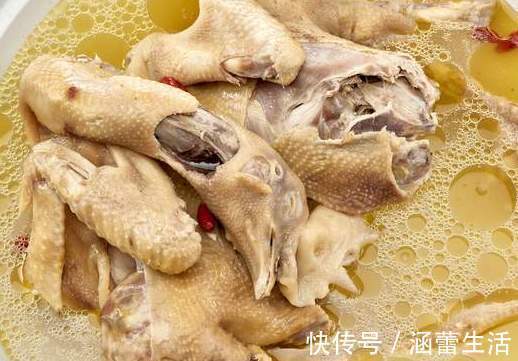 浓郁|炖鸡汤，直接下锅就错了，学会3个窍门，鸡汤鲜美浓郁，太好喝了