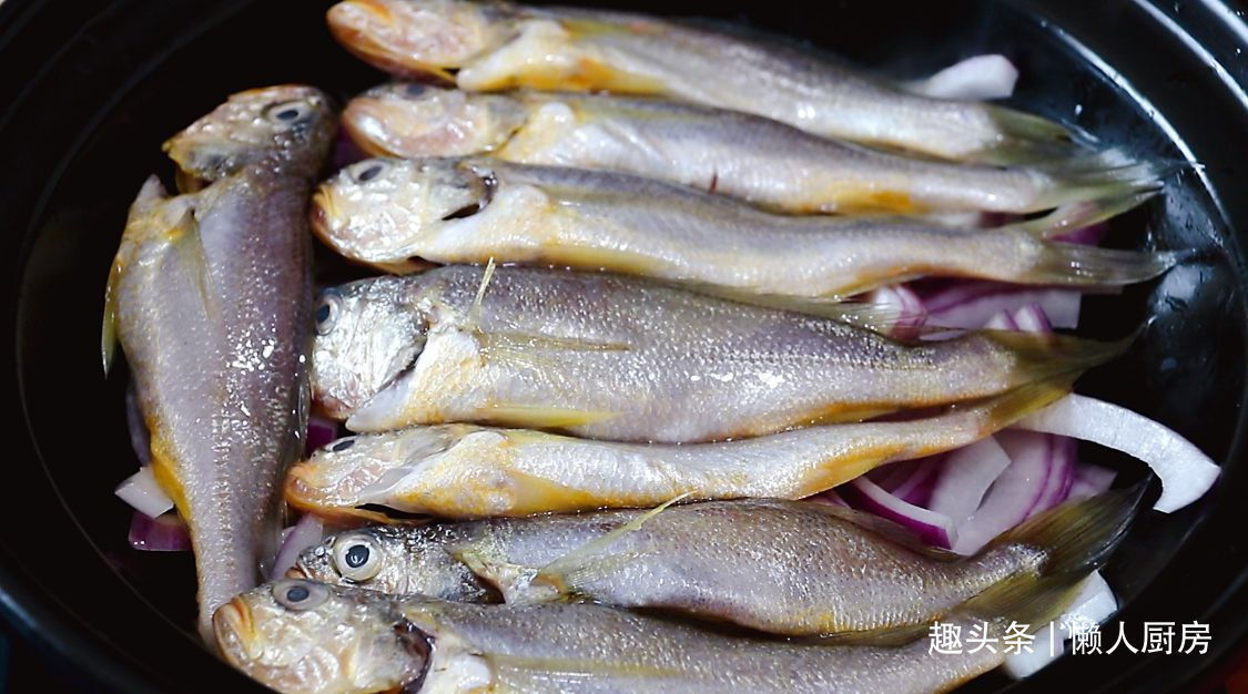 炖煮|这鱼我家隔天吃一次,锅底放这些,不加水炖煮,鱼肉鲜嫩