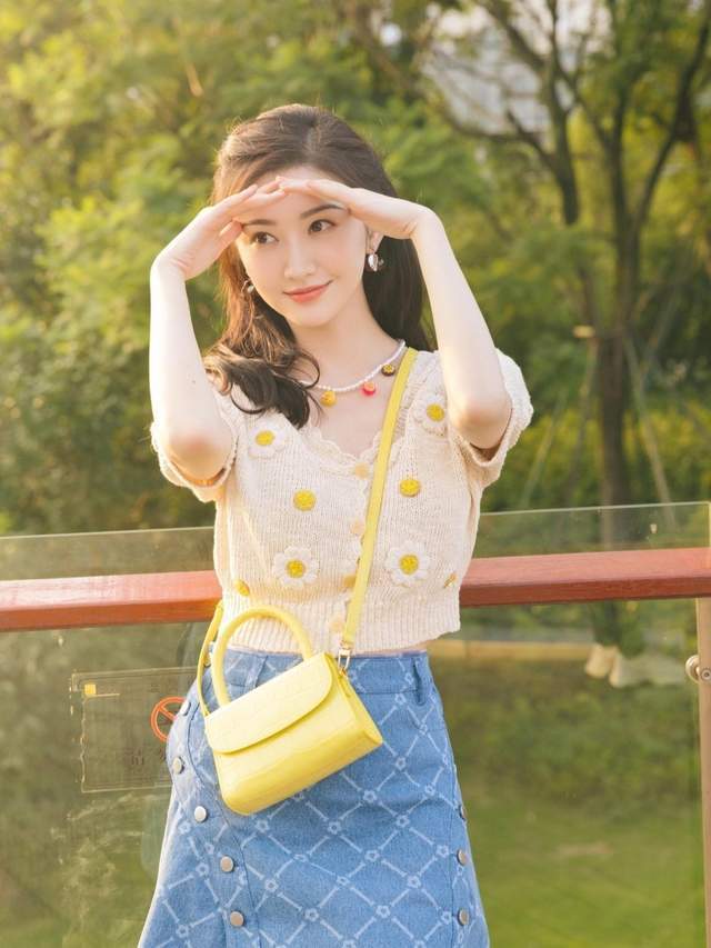 女孩子|秋季,针织衫配半身裙高级洋气,让你可咸可甜,秒变初恋女友模样