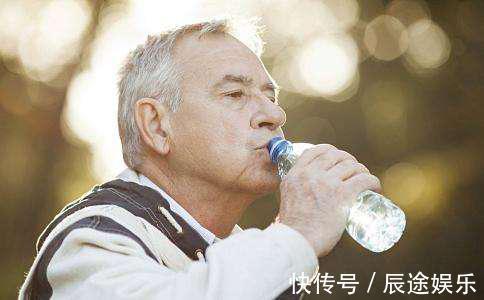 脑中风|老人这3个反常,是中风前发来的“最后通牒”,儿女们也要关注!