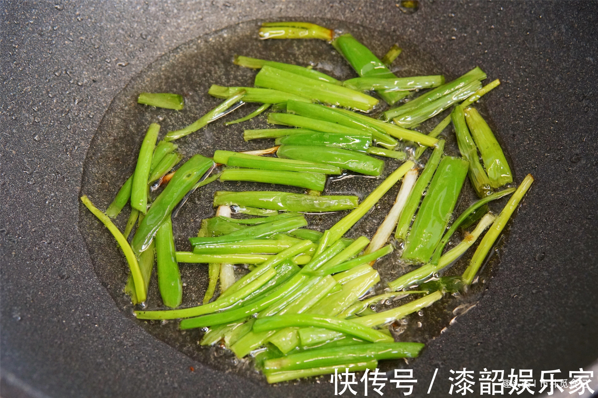 做葱油拌面,少用一味料,难怪不好吃,跟着黄磊做,吃的停不下来
