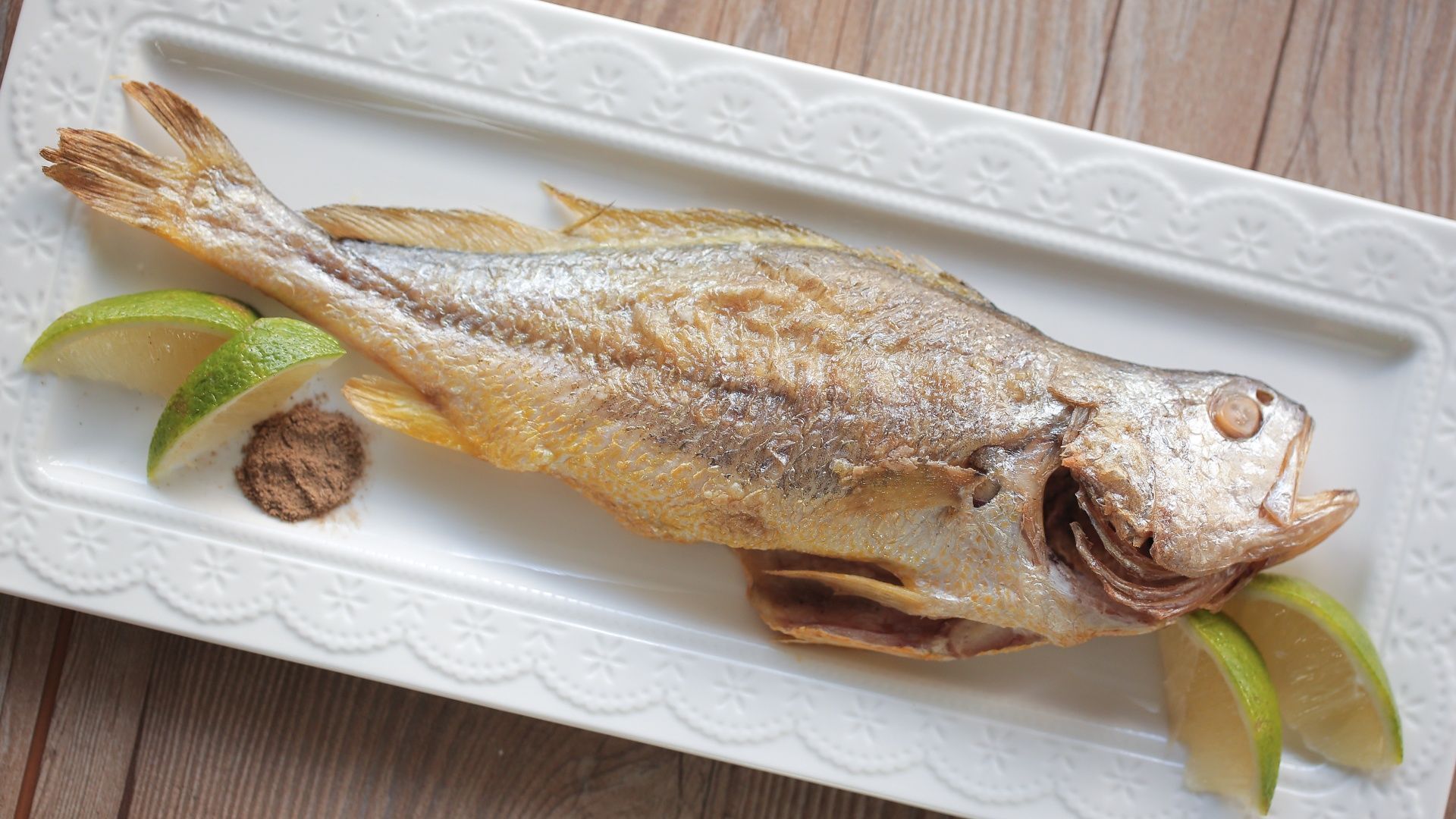 煎鱼时“最怕”先开火后倒油，60岁大厨教你1招，肉质鲜嫩不破皮