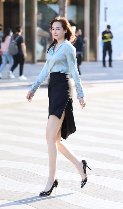 女生们|紧身牛仔裤，性感时尚穿搭，展现优雅好气质！！