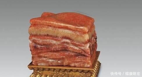 翡翠原石一刀开出熊猫图案, 继续开镯子还是当做奇石