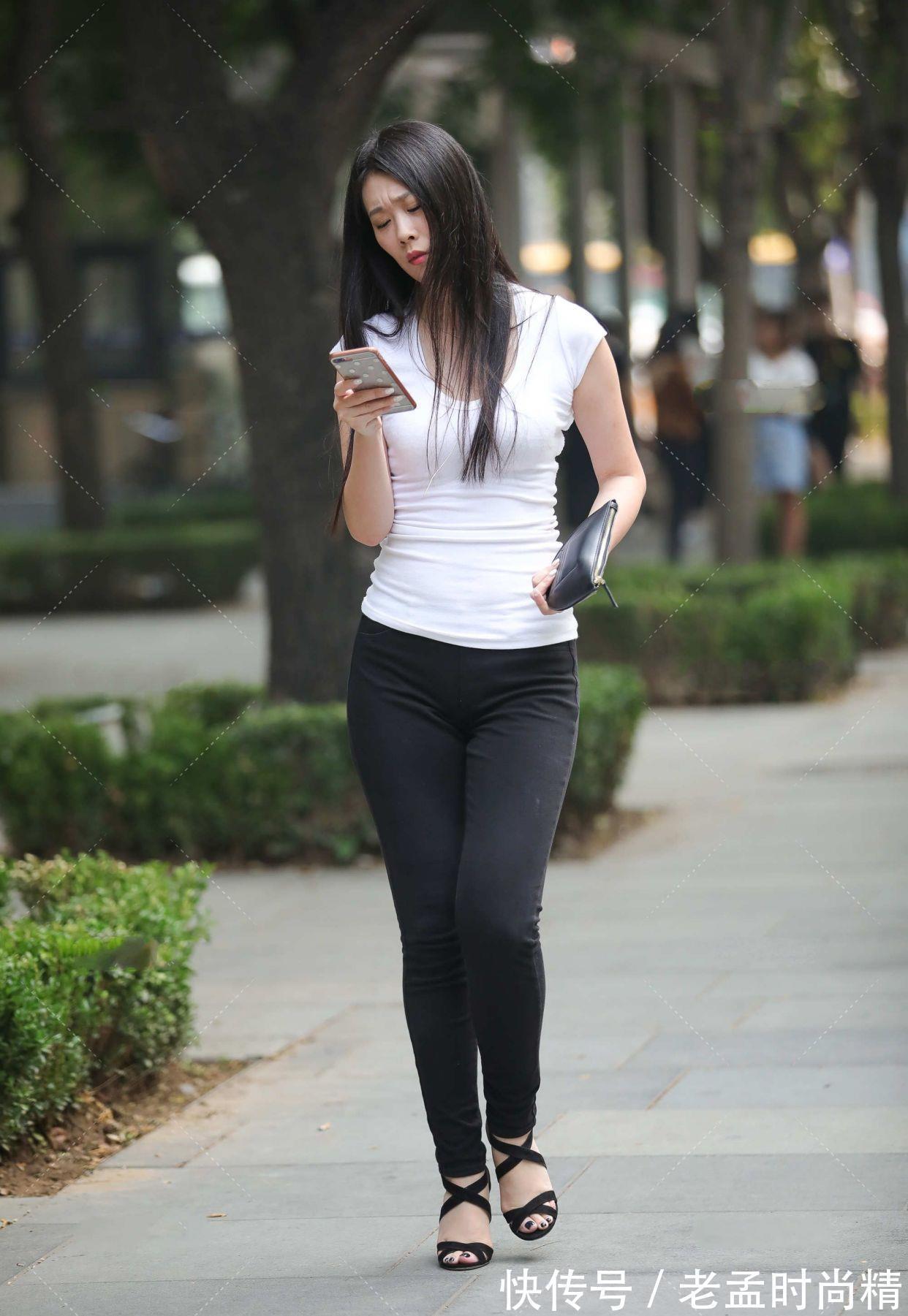 包包 白色上衣,搭配黑色牛仔裤,还原极简的黑白经典搭配