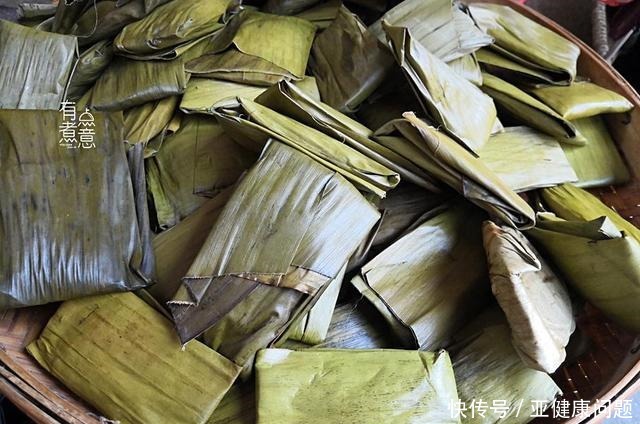 老奶奶街边卖特色小吃,2元一个,网友别说吃了,听都没听过!