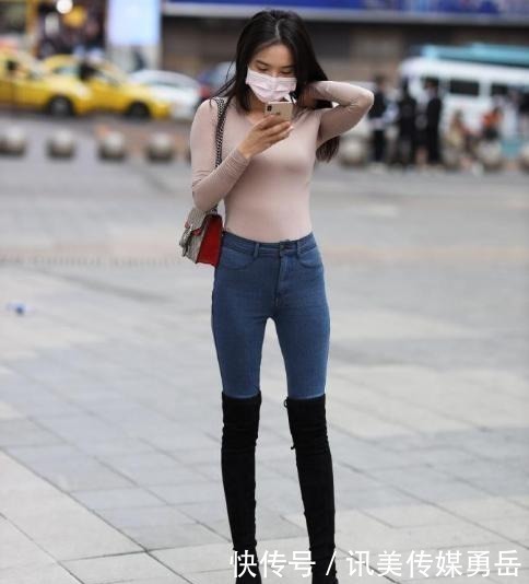 过膝长靴|秋季的时尚穿搭，紧身上衣配过膝长靴，轻松“秀身材”