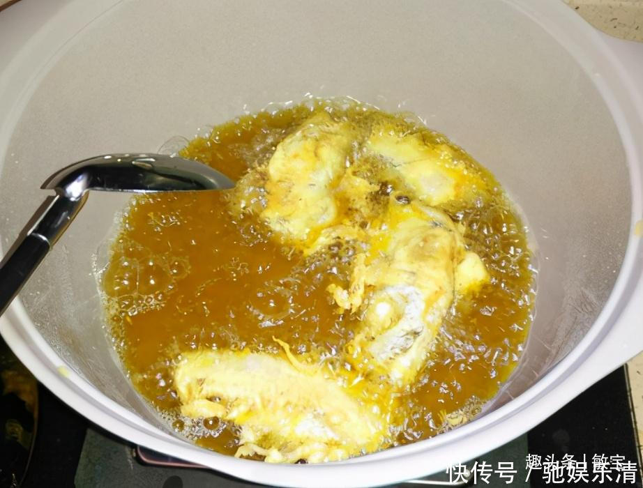 油炸食品|炸带鱼想要好吃，裹面粉还是淀粉大厨教我正确做法，带鱼香又酥