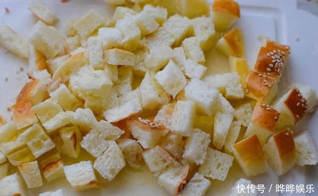 2个吐司面包3个生鸡蛋,做小孩最喜欢的早餐饼,比比萨简易多了