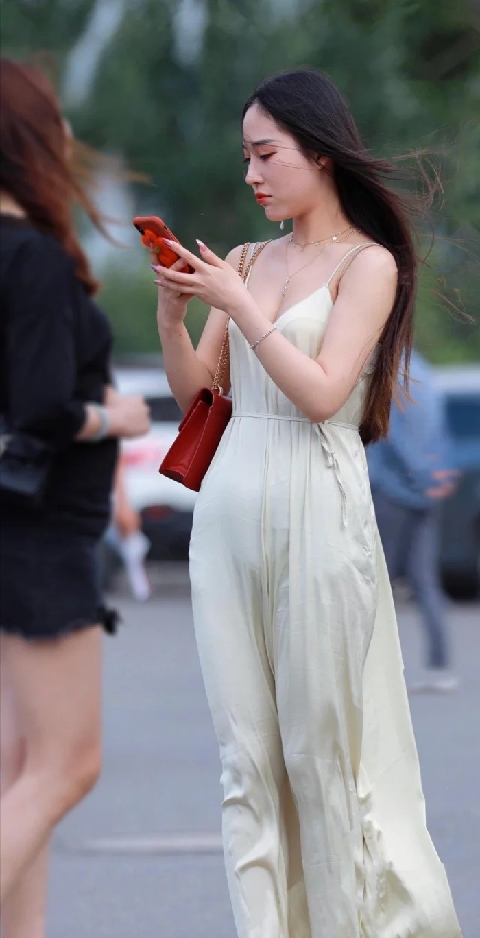 小姐姐一袭白色雪纺连衣裙,好像是睡衣一样,慵懒性感