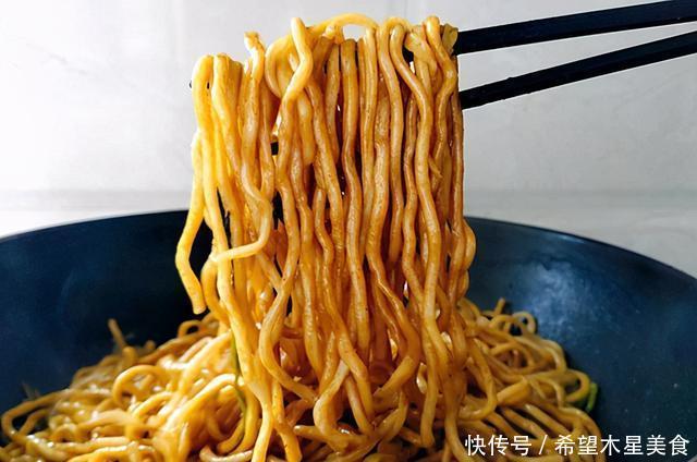 松散|吃腻了豆角焖面,不妨换种吃饭,蒸一锅芹菜焖面,松散筋道超好吃