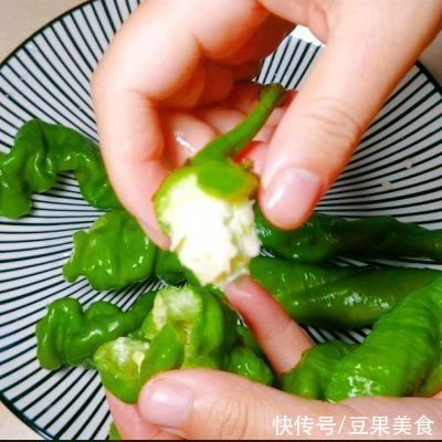 卵磷脂|低脂减脂不长胖，青椒炒蛋脆绿关键～记得这个步骤加点盐