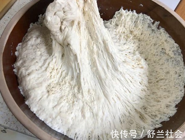 保鲜膜|蒸馒头时，把酵母直接放面粉里就错了，教你正确做法，香软蓬松！