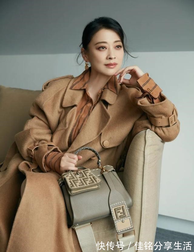 peekaboo 无论时尚圈的风怎么刮,Fendi这个包包都永不过时!