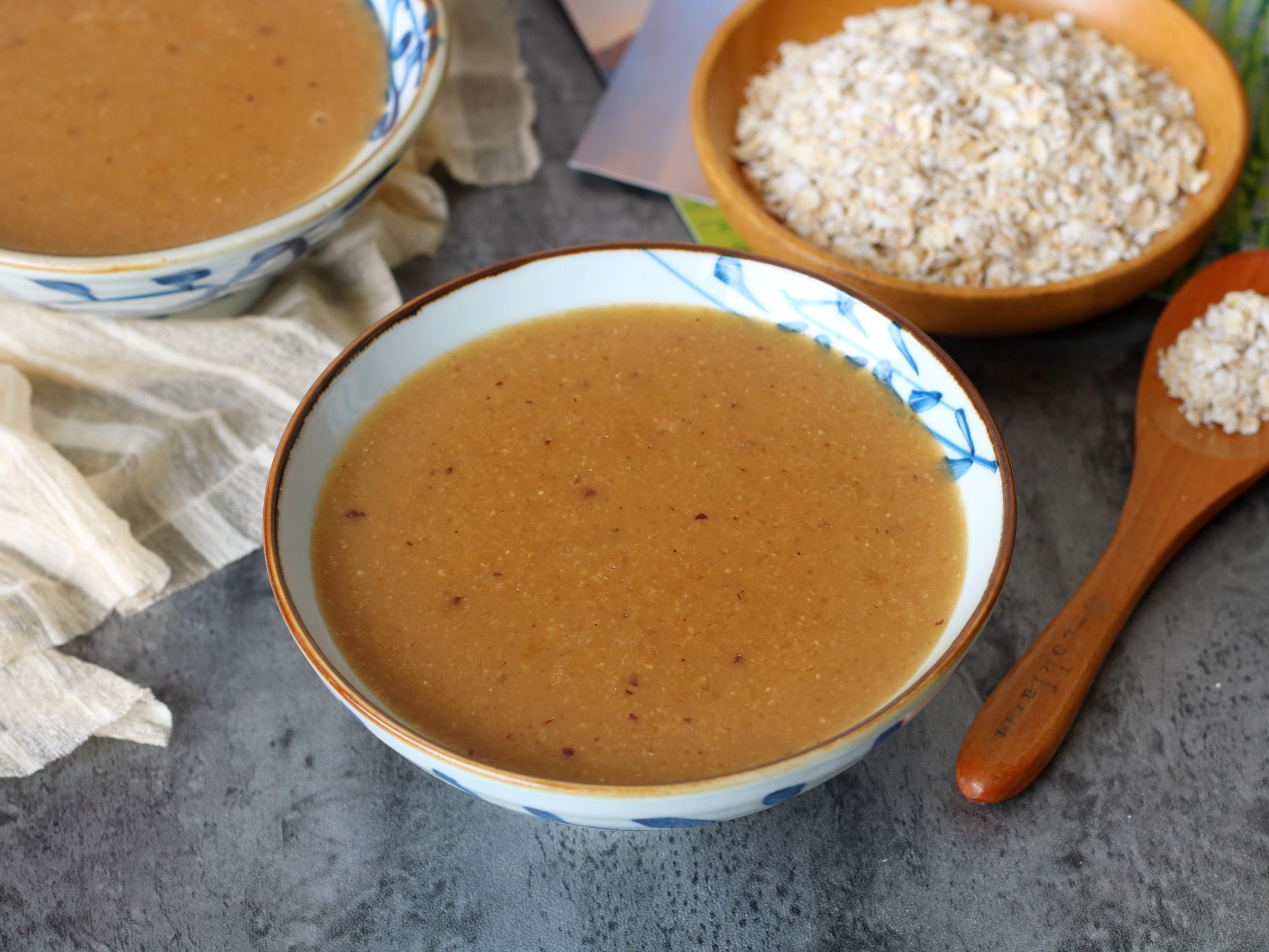 1杯麦片1个苹果，营养丰富易吸收，早餐喝一碗，整天能量满满的