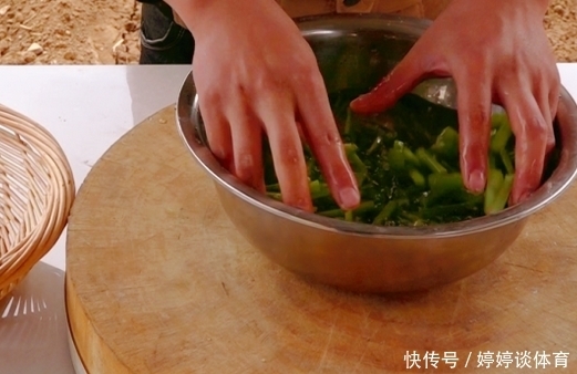 下饭|芹菜炒牛肉出新做法,加上这种东西,肉质嫩滑芹菜鲜香,特别下饭