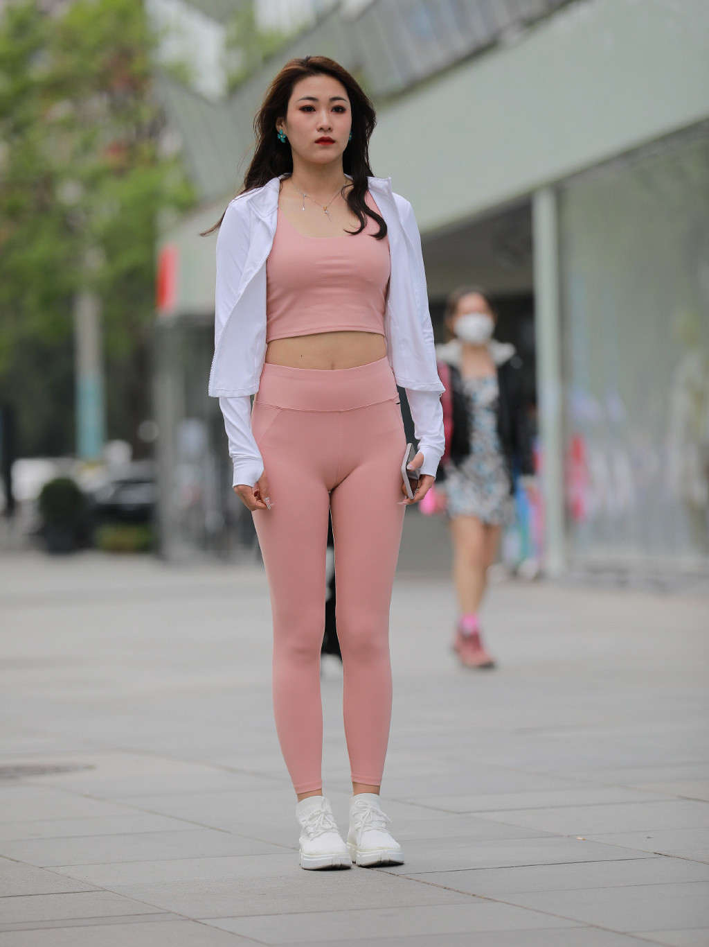 驾驭|姐姐的时尚真难懂, 穿健身裤配白色外套, 一般人驾驭不住