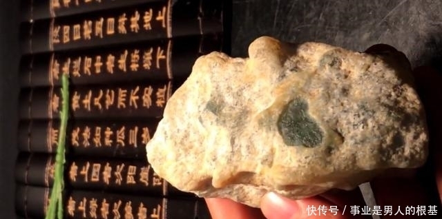 网友2000元买了个奇形怪状的大马坎翡翠原石,切出一对龙凤牌