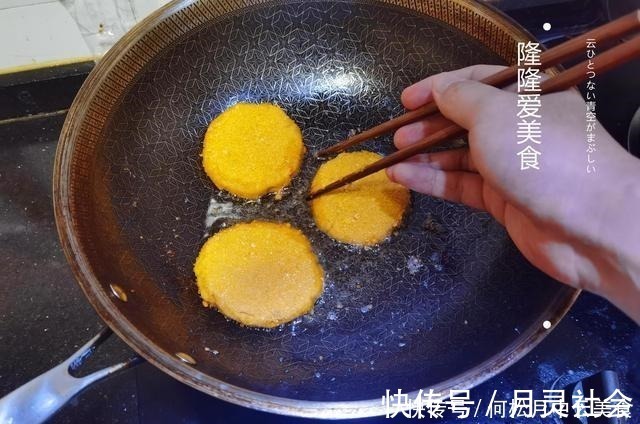 红薯配上糯米粉，无需高超的烹饪技巧，做出让孩子赞不绝口红薯饼