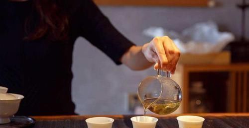 不良习惯|早上起床后，嘴里味道很臭，坚持两个动作，口臭悄悄远离你