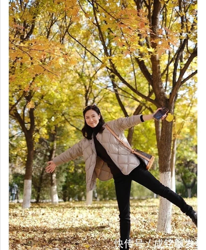 穿搭|40岁左右的女人,冬装除了羽绒服,这四种搭配时尚减龄更有气质