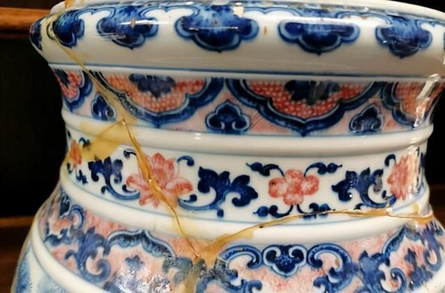 中国|英国夫妇有只破损的清代花瓶,估价8.7万被中国买家175万买回