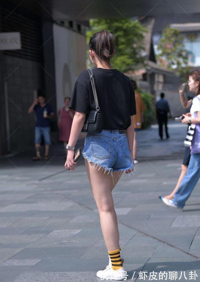 搭配 小姐姐“黑色搭配牛仔裤”，简单的搭配，展现不一样的风格太赞了