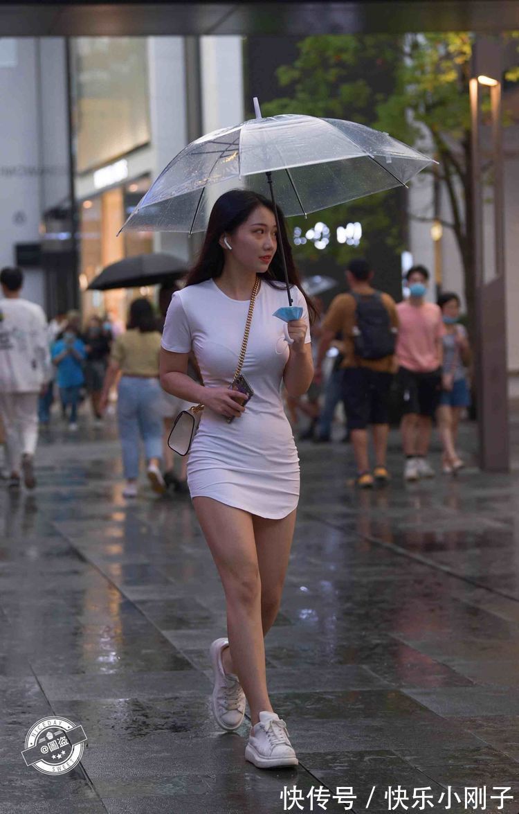 身材 紧绷束腰的连衣裙,个性又不失雅致,身材真好