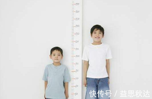 文文|双胞胎一个跟爸妈住一个跟奶奶,两年后身高差异明显,原因简单