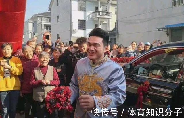 女排姑娘|举重冠军和女排姑娘成婚!开劳斯莱斯豪车接亲,现场挤满人抢红包