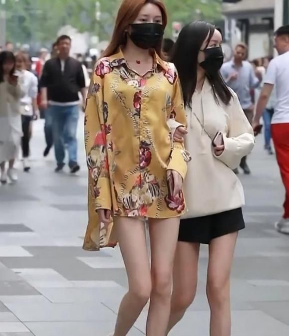 紧身|街拍紧身短裤微胖小姐姐,美腿真的漂亮,高挑性感超撩人