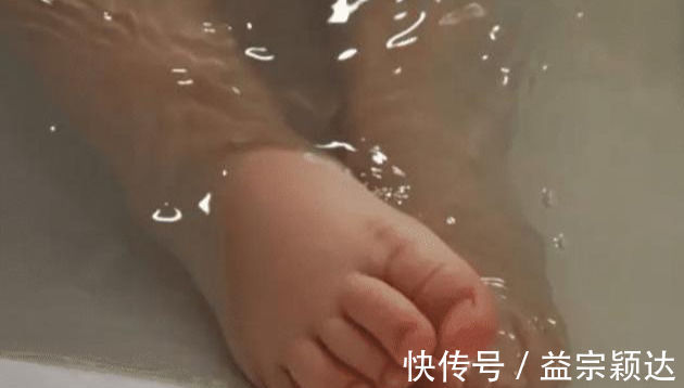 宝宝|宝妈给1岁多宝宝洗澡,离开去拿浴巾,回来后宝宝却永远离开
