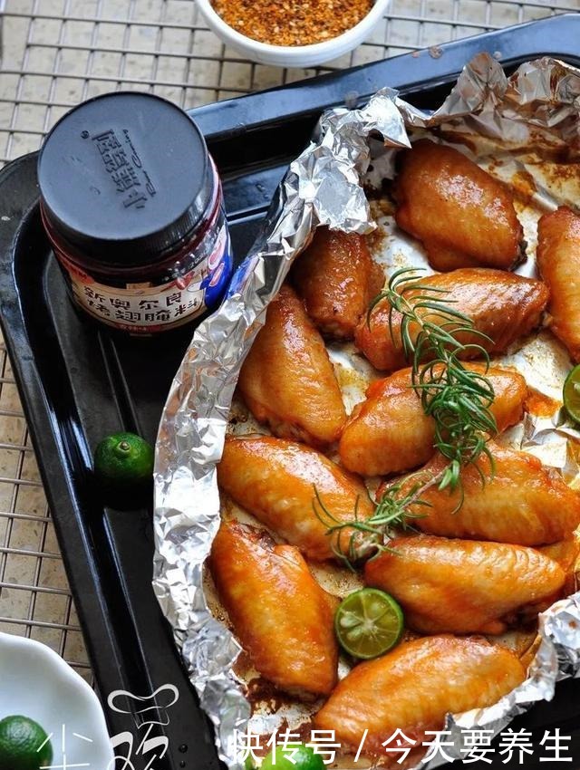 我家的鸡翅这样做,腌制一下入烤箱烤烤,金黄诱人上桌立马被抢光