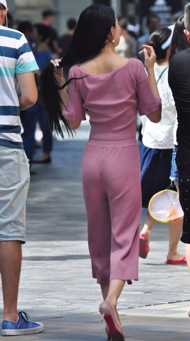 搭配 粉红针织套装搭配粉红色高跟,清新自然,时尚靓丽