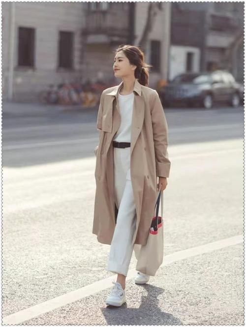 早春穿风衣，颜色和搭配这样选，远离路人感