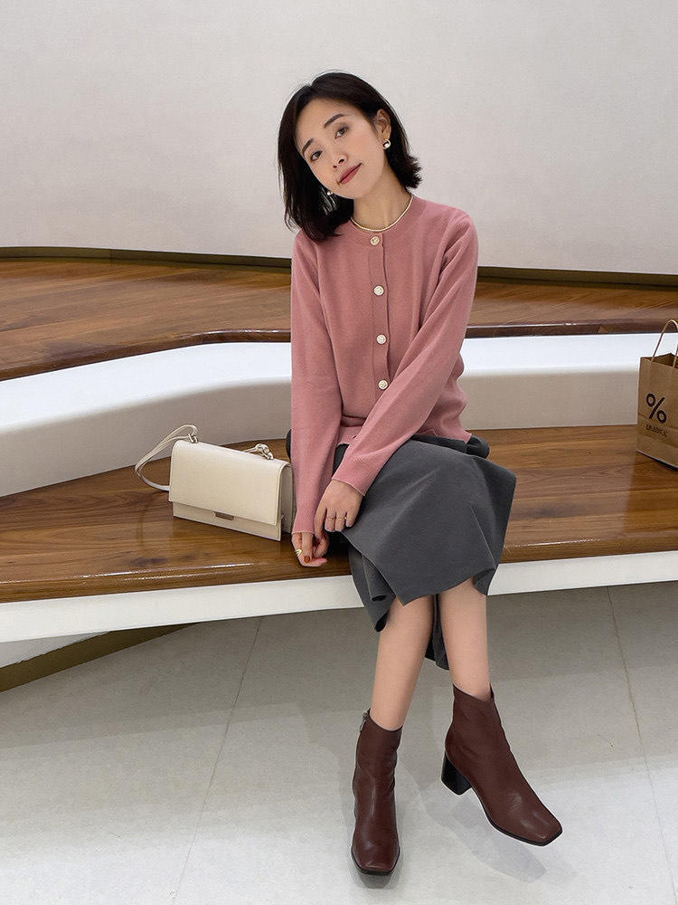 灰色|秋冬,一定要有一件灰色卫衣,搭配牛仔半身裙,简直不要太美