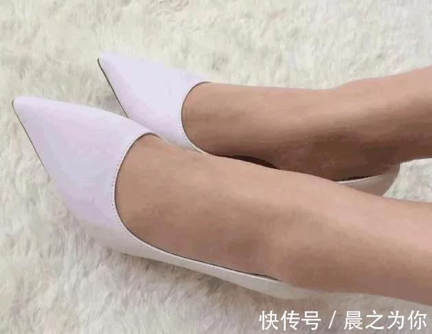神秘感 高跟鞋搭配上各色丝袜,让腿部线条美丽绽放!