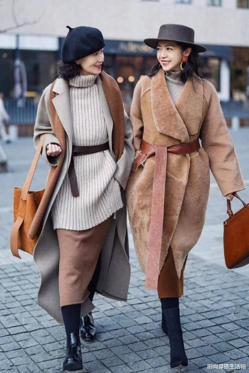 毛衣下面别总配阔腿裤了，学学三木妈妈这样穿，美成一枝花