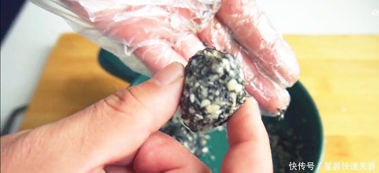 花生里放勺黑芝麻,酒店一碗38,在家做只花6元,香甜软糯好吃